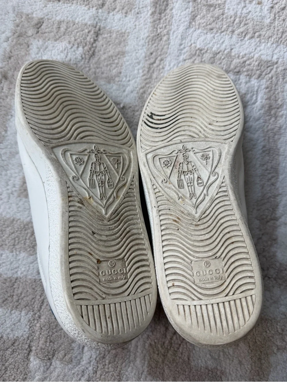 Gucci White Leather Tennis Sneakers with Blue Heel and Multicolor Logo